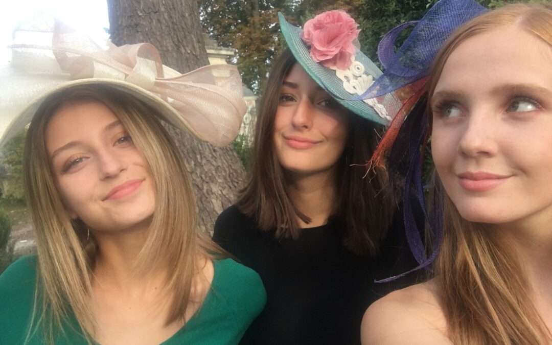 beautés en chapeau