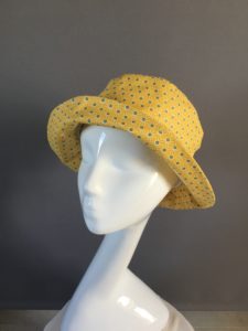 chapeau-pluie-jaune-Mary-Colibri