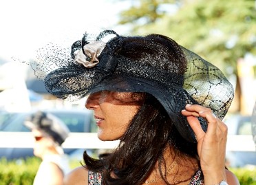 invitée à un mariage avec chapeau?